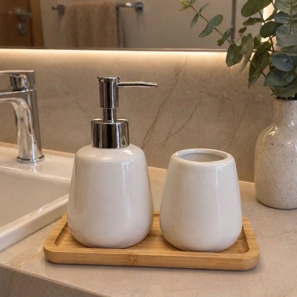 Kit de banheiro cerâmica branca lisa com bandeja de bambu em ambiente neutro