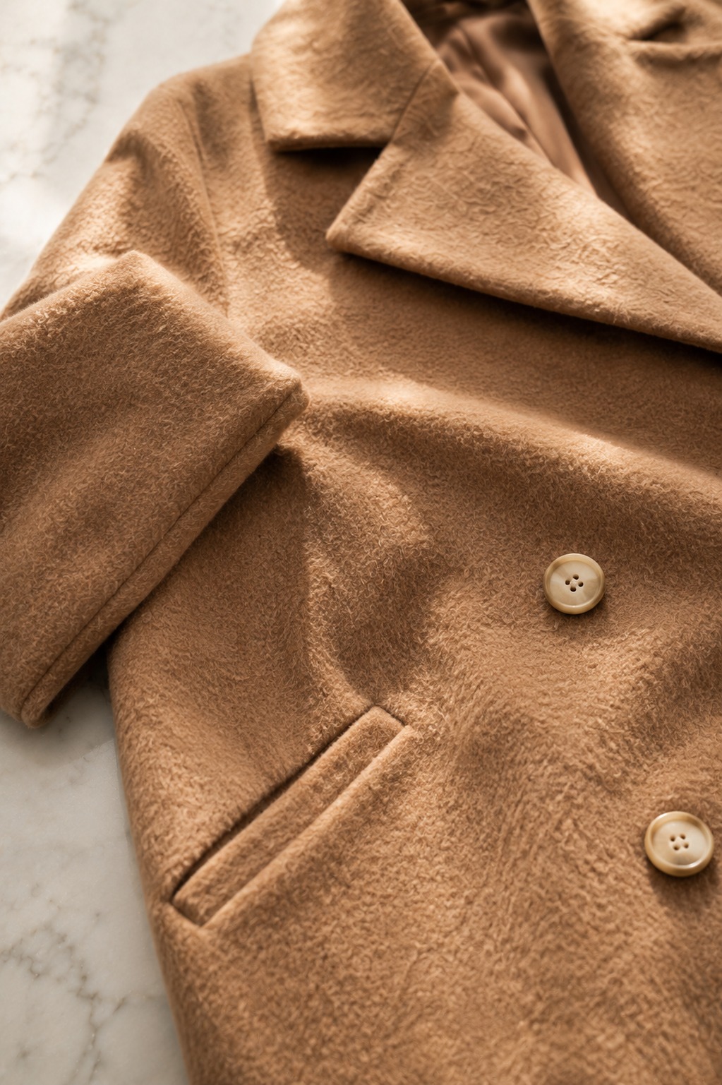 Close-up de textura de casaco de lã grossa caramelo com botões de osso — sofisticação de inverno