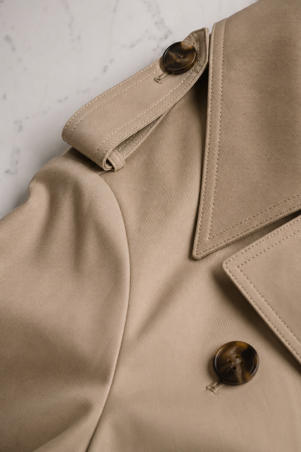 Detalhes clássicos do trench coat feminino
