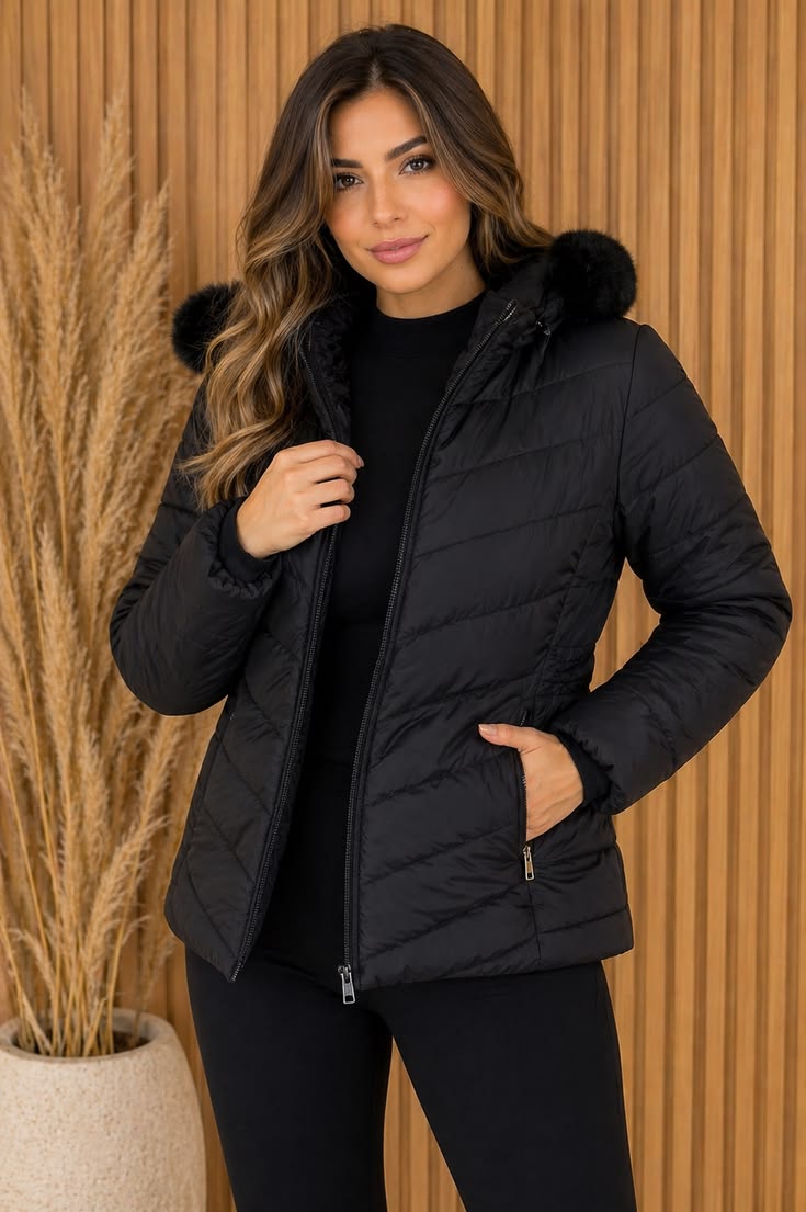 Mulher usando puffer jacket preta com capuz de pelo
