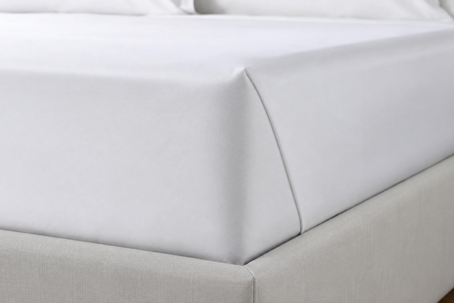 Técnica do envelope no canto da cama — dobra em 45 graus estilo hotel para cama sempre impecável