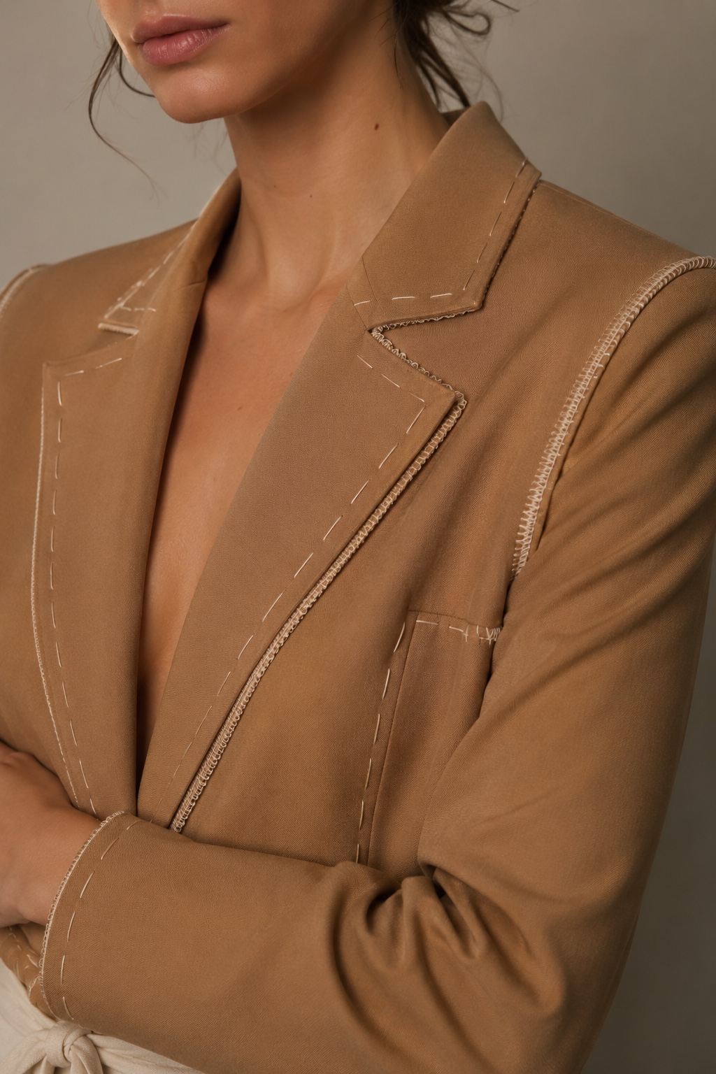 detalhe de costura à vista intencional em blazer — micro-tendência artesanal de 2026