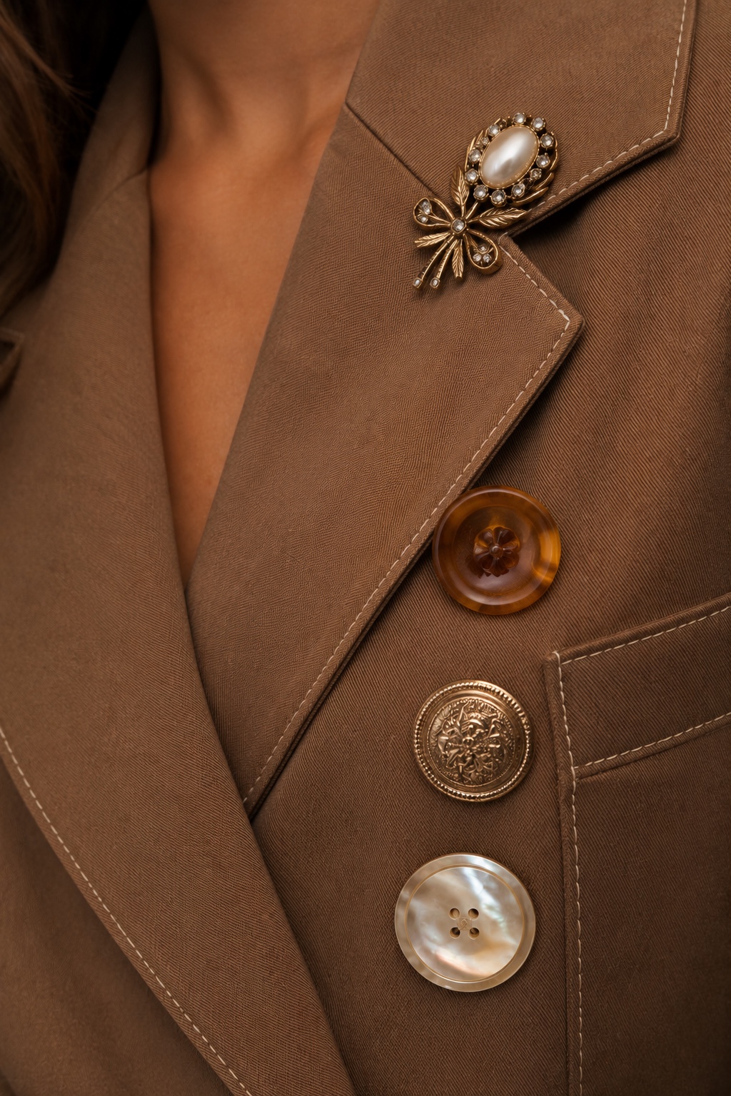 botões de bijuteria e broche vintage em blazer — micro-tendências de acessórios de época 2026
