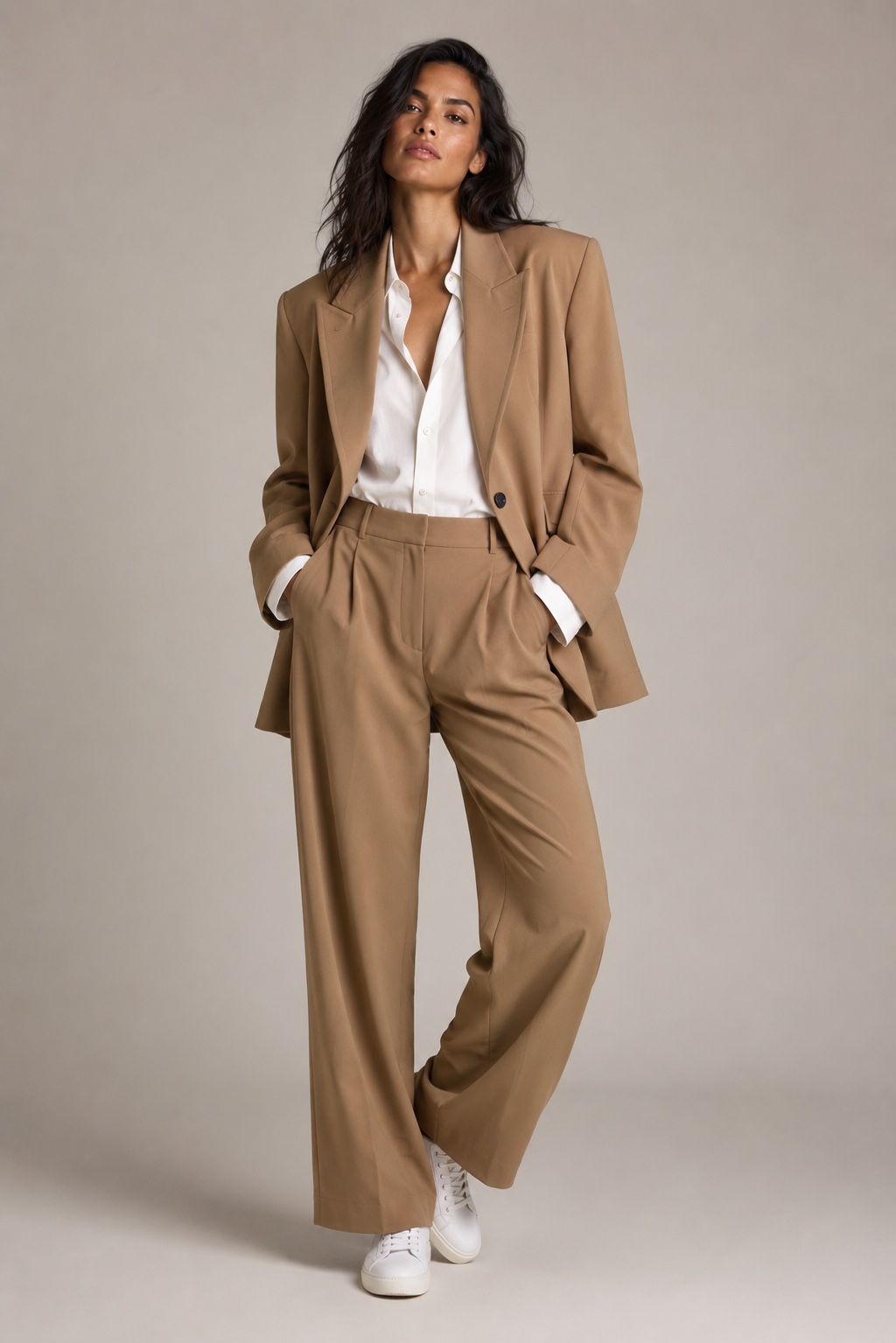 alfaiataria relaxada tendência moda 2026 — blazer oversized com tênis e calça casual